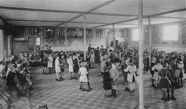 Via deze school kon je leren welke openingsdans later bij jouw huwelijk best zou passen. Veel echtscheidingen daarna, maar dat geheel terzijde. 